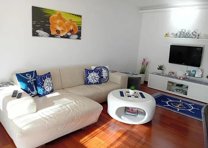 B & S - Free Garage Parking *